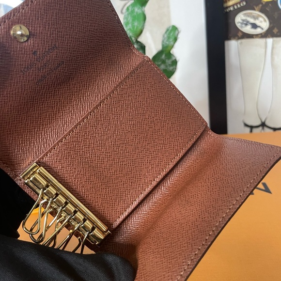 Louis Vuitton 6 key holder - Picture 5 of 13